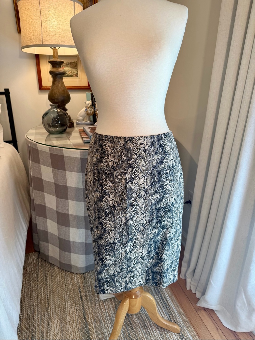 Talbots Snake-Print Pencil Skirt in Black/Gray, and White. Sz 4